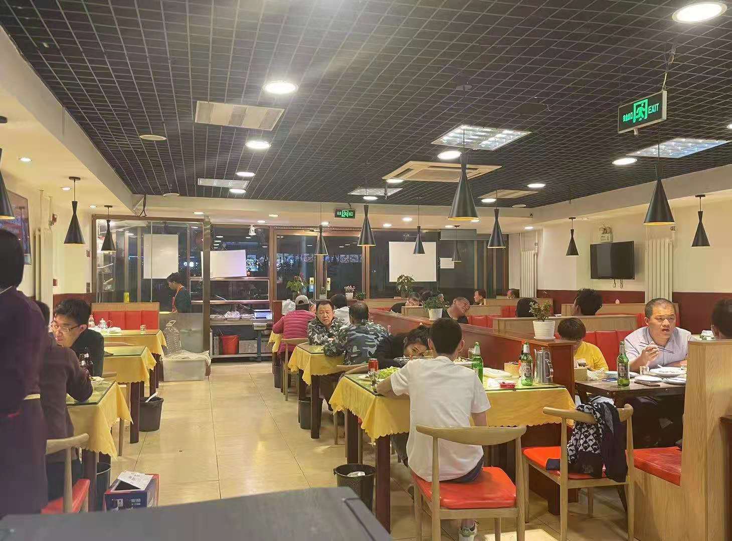 朝阳小区门口临街一层饭店转让